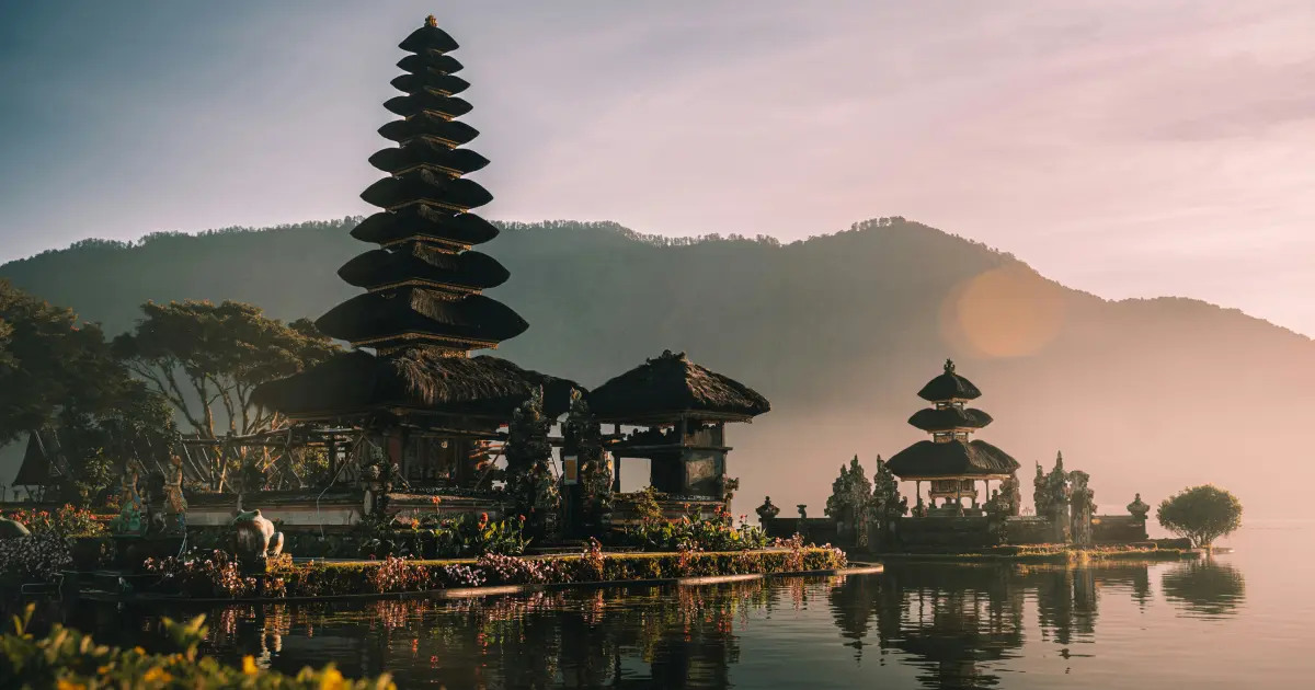 Ulun Danu Temple, picture by Silas Baisch on Unsplash